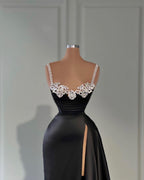 Fabuloso vestido de fiesta largo negro de corte A con tirantes y cristales, sin mangas y abertura
