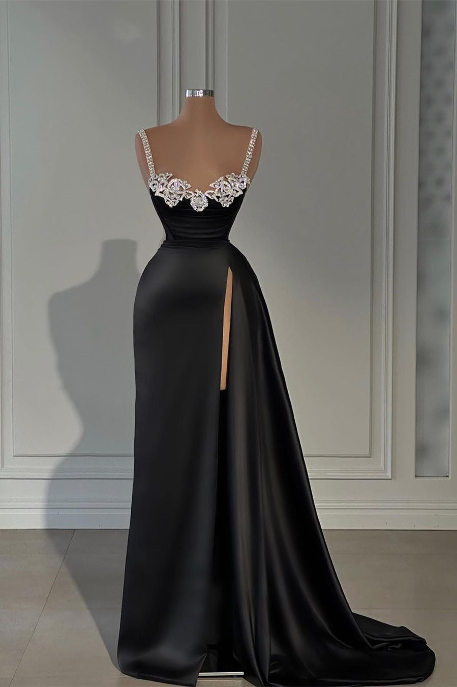 Fabuloso vestido de fiesta largo negro de corte A con tirantes y cristales, sin mangas y abertura