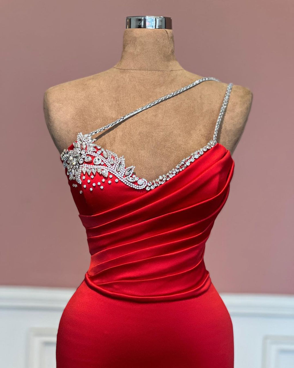 Fabelhaftes langes rotes Meerjungfrau-Ballkleid mit einem Schulterträger