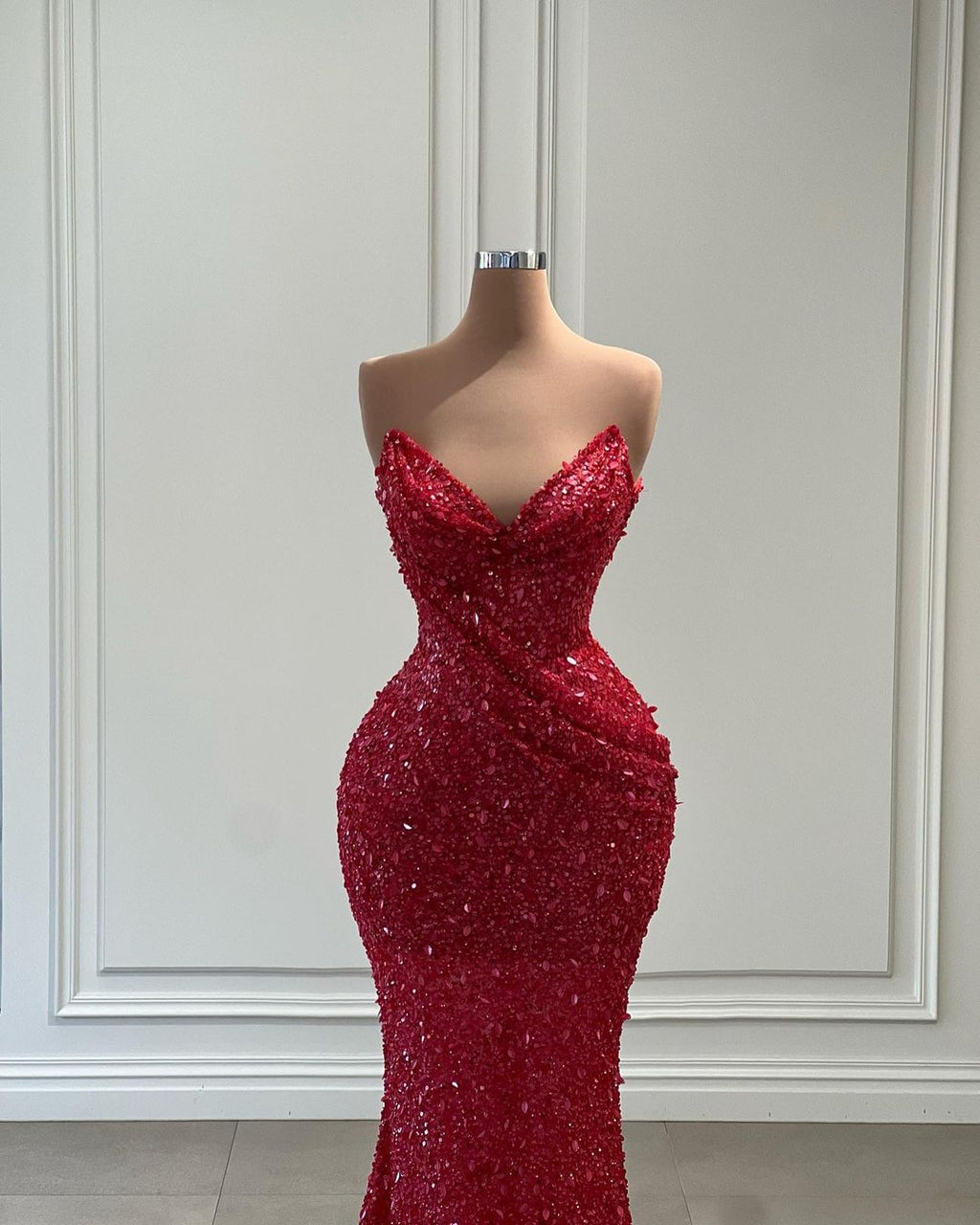 Fabuloso vestido de fiesta largo rojo de sirena con escote en V y lentejuelas, sin mangas