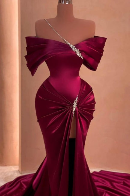 Bodenlanges Meerjungfrau-Abendkleid mit schulterfreiem Ausschnitt, Schlitz vorn und Perlenbesatz