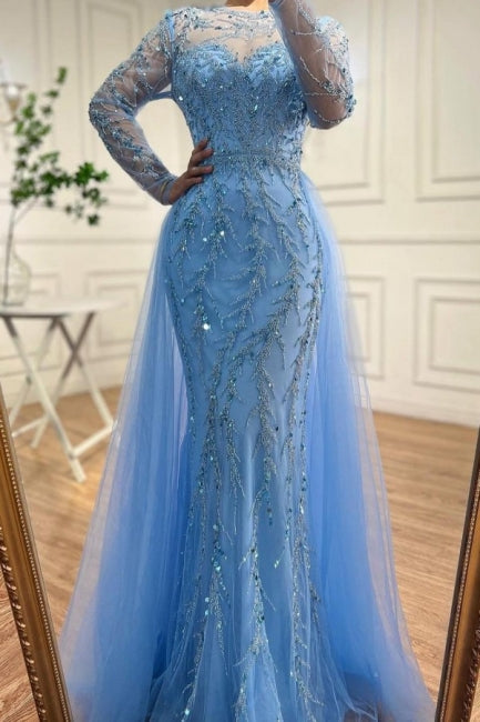 Vestido de fiesta azul océano con apliques, corte sirena, tul, mangas largas, cuentas y escote halter.
