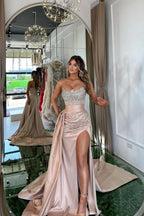 Bodenlanges, ärmelloses Ballkleid mit Schlitz vorn, Herzausschnitt, Rüschen und Perlenbesatz