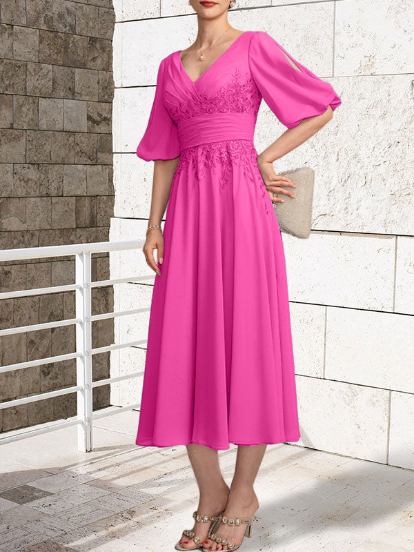 Vestido de madre de la novia de gasa con encaje, escote en V y largo hasta la rodilla con pliegues