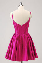 Vestido corto verde oscuro con tirantes finos, volantes y corsé para fiesta de bienvenida con cuentas