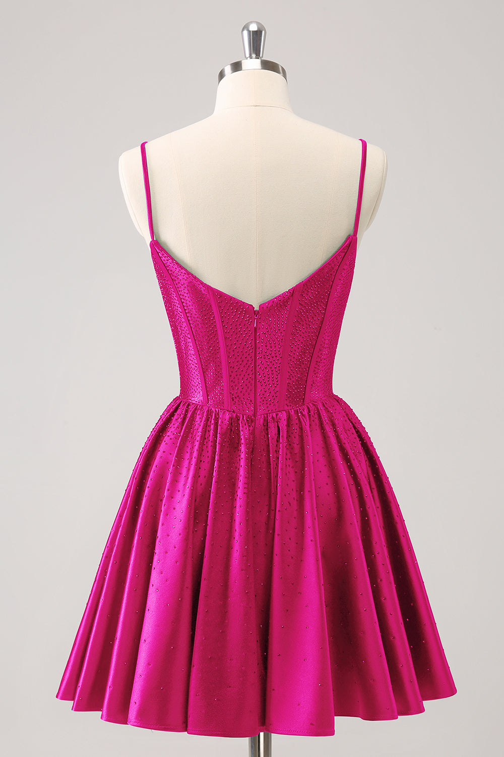 Vestido corto verde oscuro con tirantes finos, volantes y corsé para fiesta de bienvenida con cuentas