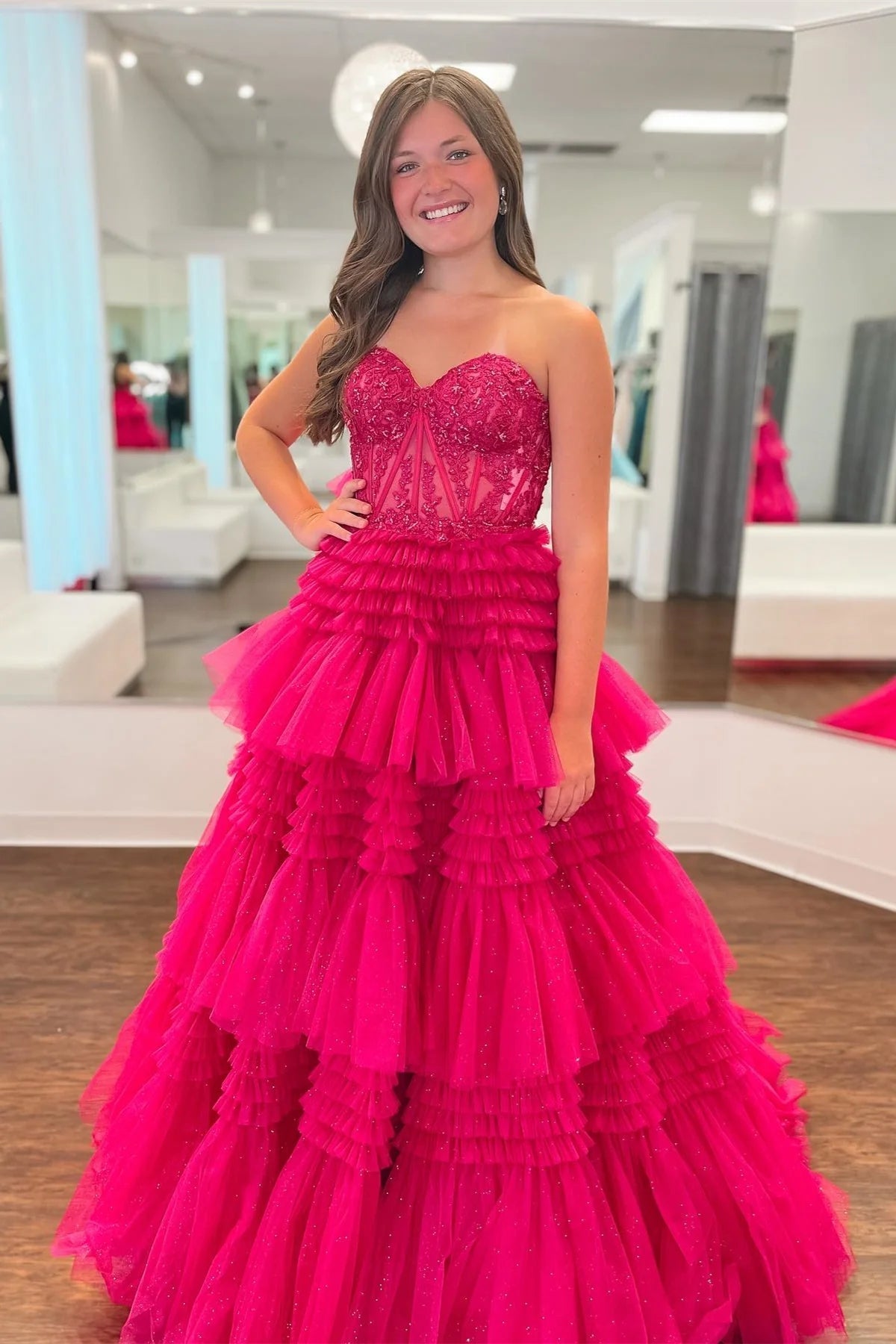 Fuchsiafarbenes, mehrlagiges, trägerloses, langes A-Linien-Ballkleid aus Tüll mit Applikationen, PSK451