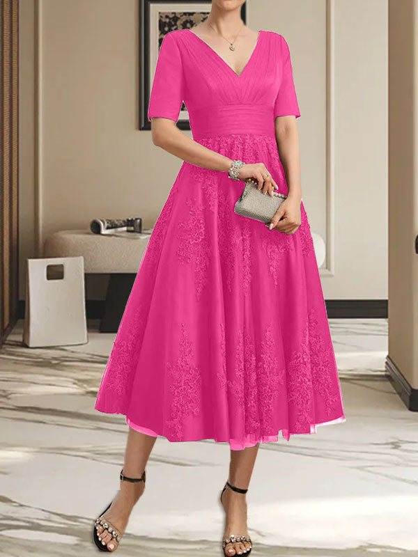 Vestido de madre de la novia de tul con encaje, escote en V y corte A hasta la rodilla con pliegues