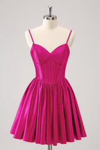 Vestido corto verde oscuro con tirantes finos, volantes y corsé para fiesta de bienvenida con cuentas