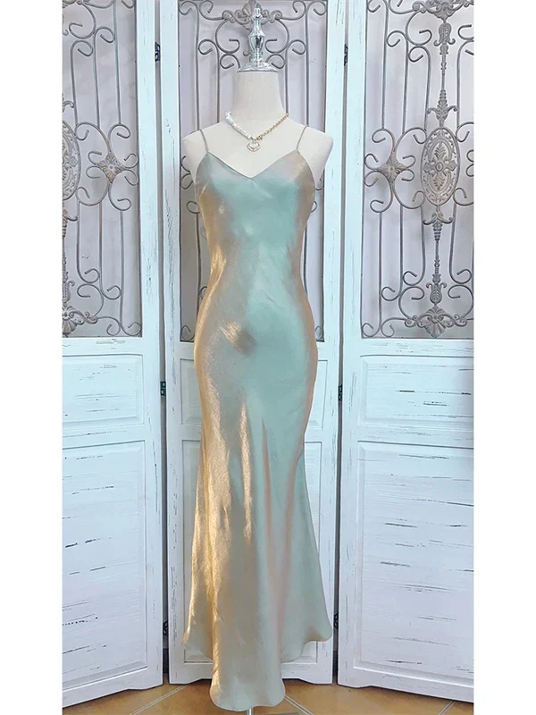 Einzigartiges A-Linien-Ballkleid aus Satin mit Spaghettiträgern und V-Ausschnitt Y8061
