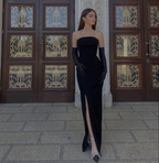 Schlichtes schwarzes trägerloses langes Ballkleid mit Schlitz Schwarzes Abendkleid Y4550