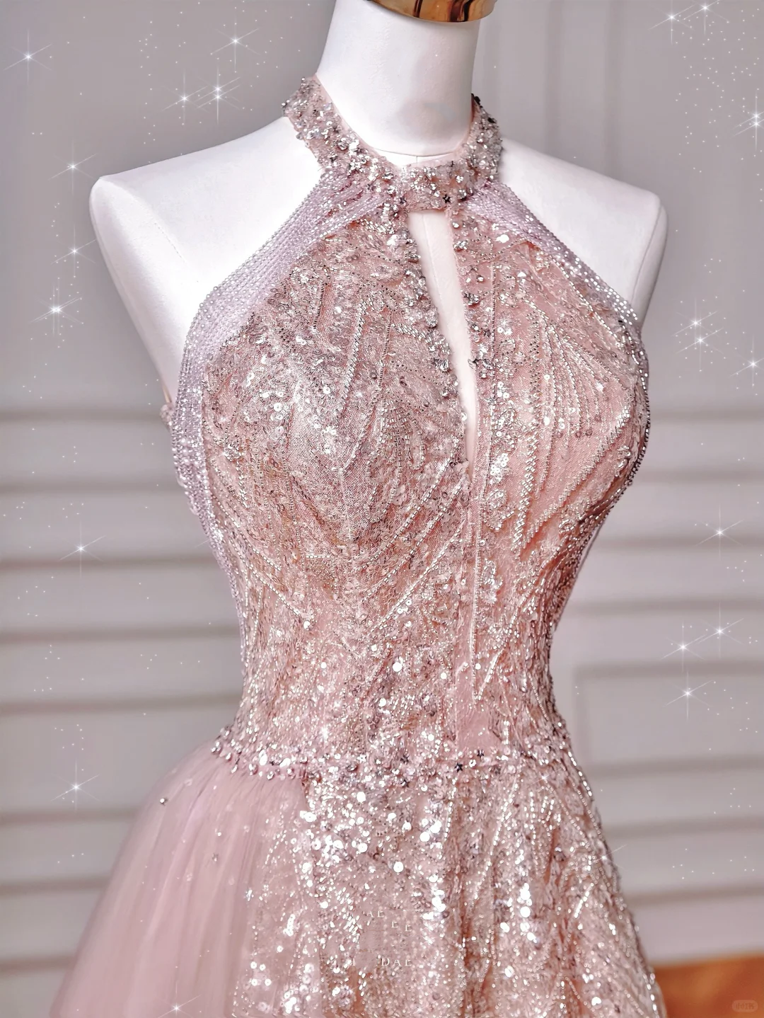 Glitzerndes rosa Neckholder-Pailletten-Tüll-A-Linien-Ballkleid Abendkleid Y8608