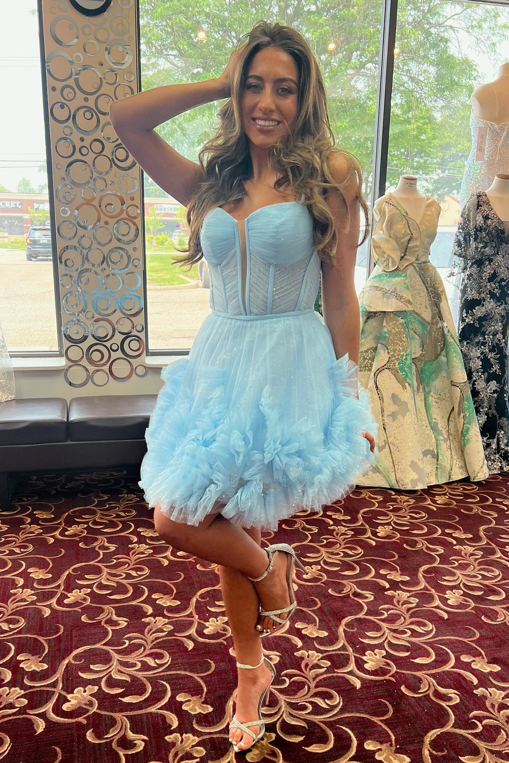 Vestido de fiesta corto de tul azul con corte en A y volantes Y2770