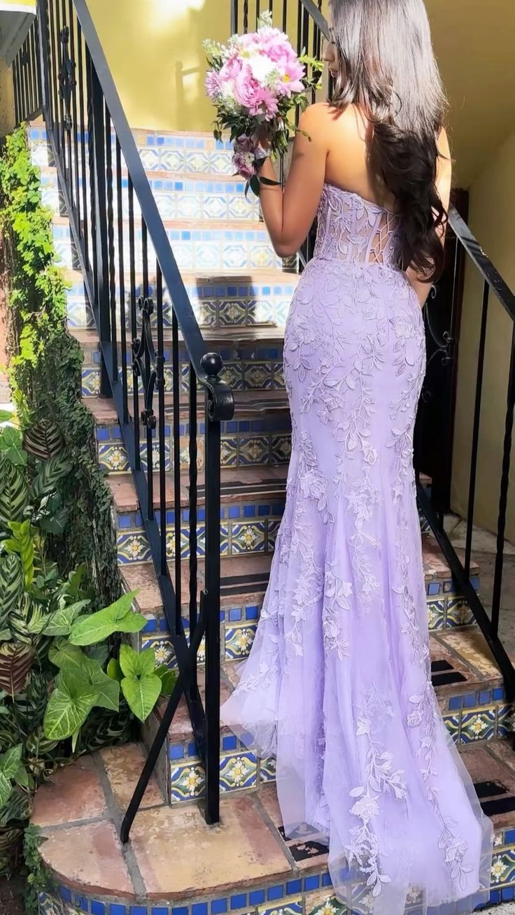 Lila Trägerloses Tüll Spitzenapplikationen Abendkleid Meerjungfrau Ballkleid Y7910