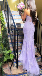 Lila Trägerloses Tüll Spitzenapplikationen Abendkleid Meerjungfrau Ballkleid Y7910