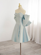 Vestido de fiesta de satén azul con escote corazón Y7402