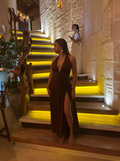 Vestido de fiesta marrón sexy con escote halter, espalda descubierta, corte A y abertura en V profundo, Y8481