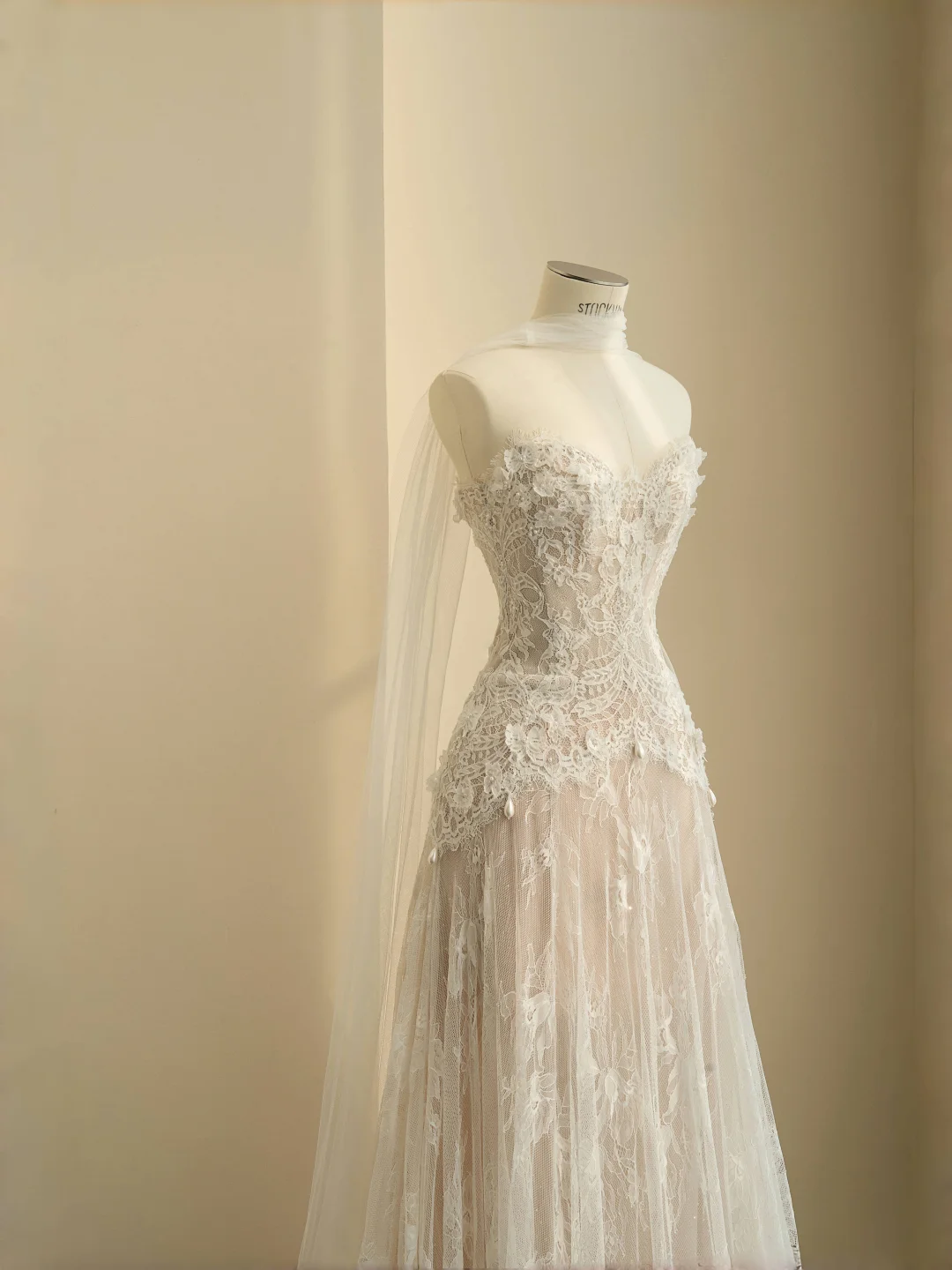 Hübsches trägerloses Tüll-Spitzen-Brautkleid in A-Linie, formelles Abschlussball-Abendkleid Y8686