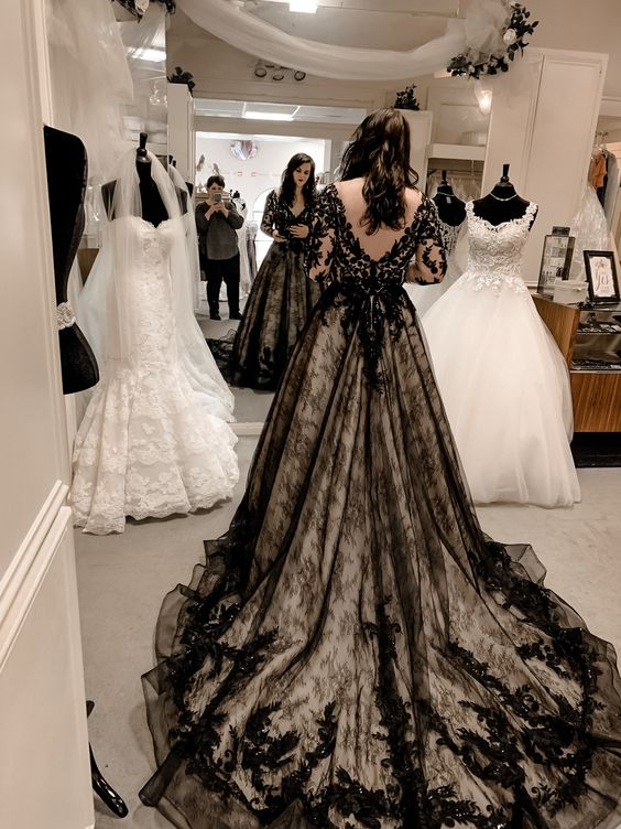 Glamouröses schwarzes Spitzenhochzeitskleid, Gothic Brautkleid Y7353