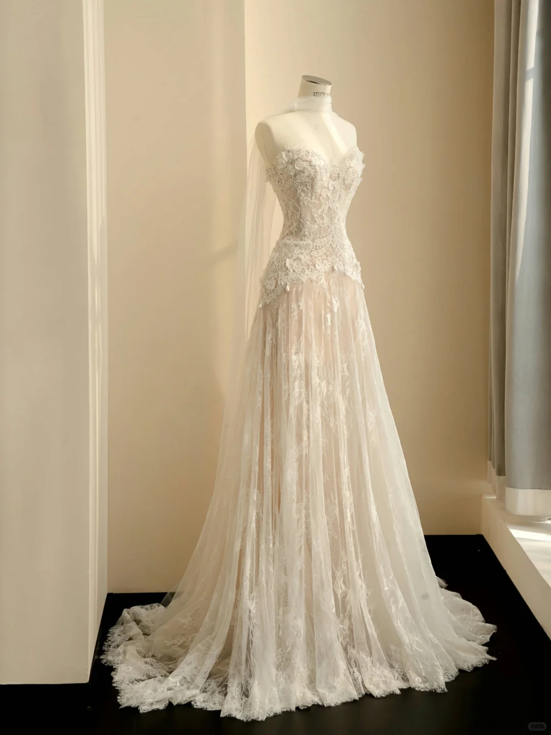 Hübsches trägerloses Tüll-Spitzen-Brautkleid in A-Linie, formelles Abschlussball-Abendkleid Y8686