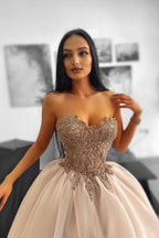 Glamouröses langes A-Linien-Ballkleid mit Perlenbesatz, ärmellos, Tüll und Herzausschnitt