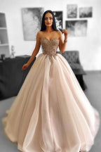 Glamouröses langes A-Linien-Ballkleid mit Perlenbesatz, ärmellos, Tüll und Herzausschnitt