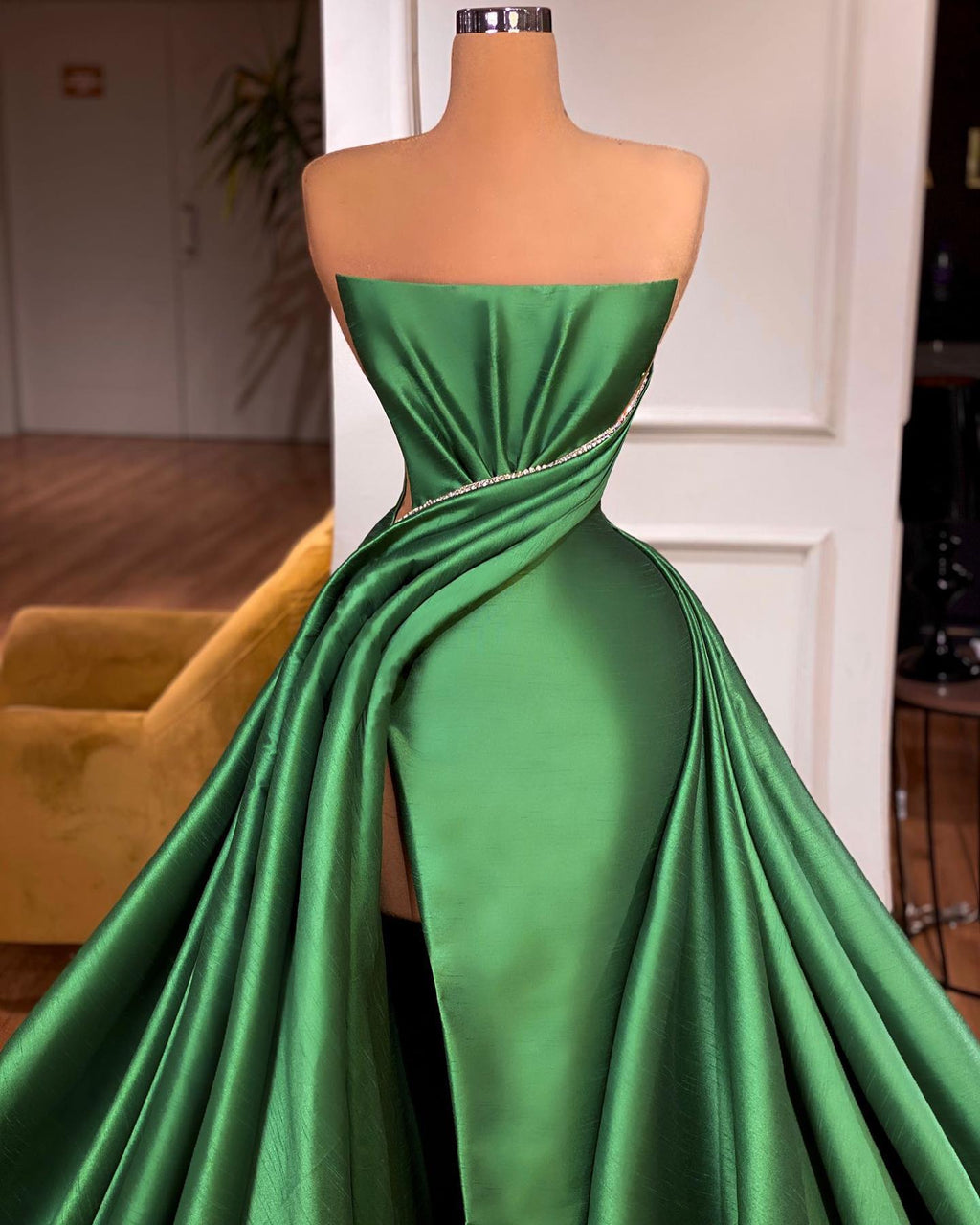 Glamoroso vestido de fiesta largo en forma de A sin tirantes, con abertura frontal y sin mangas