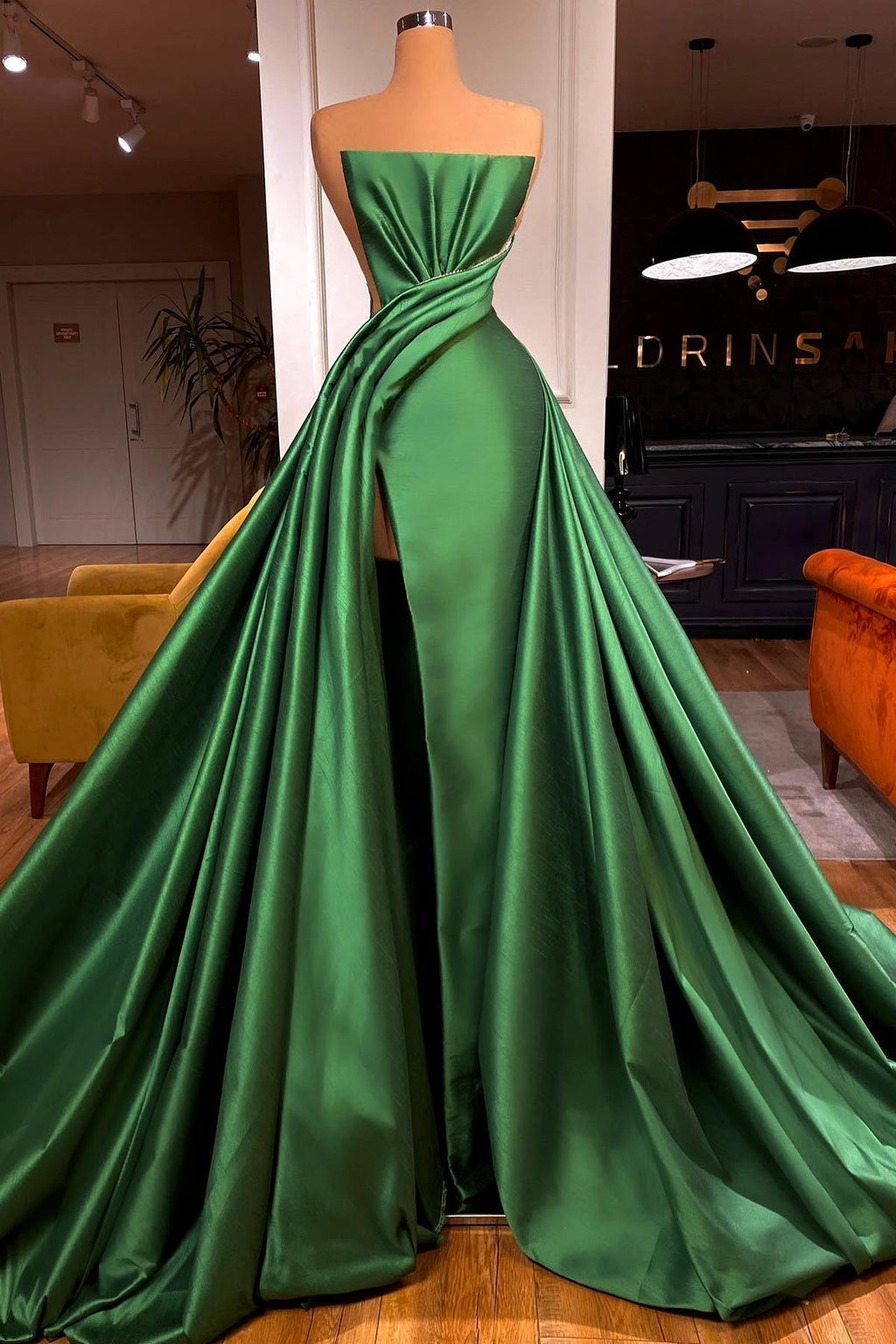 Glamoroso vestido de fiesta largo en forma de A sin tirantes, con abertura frontal y sin mangas