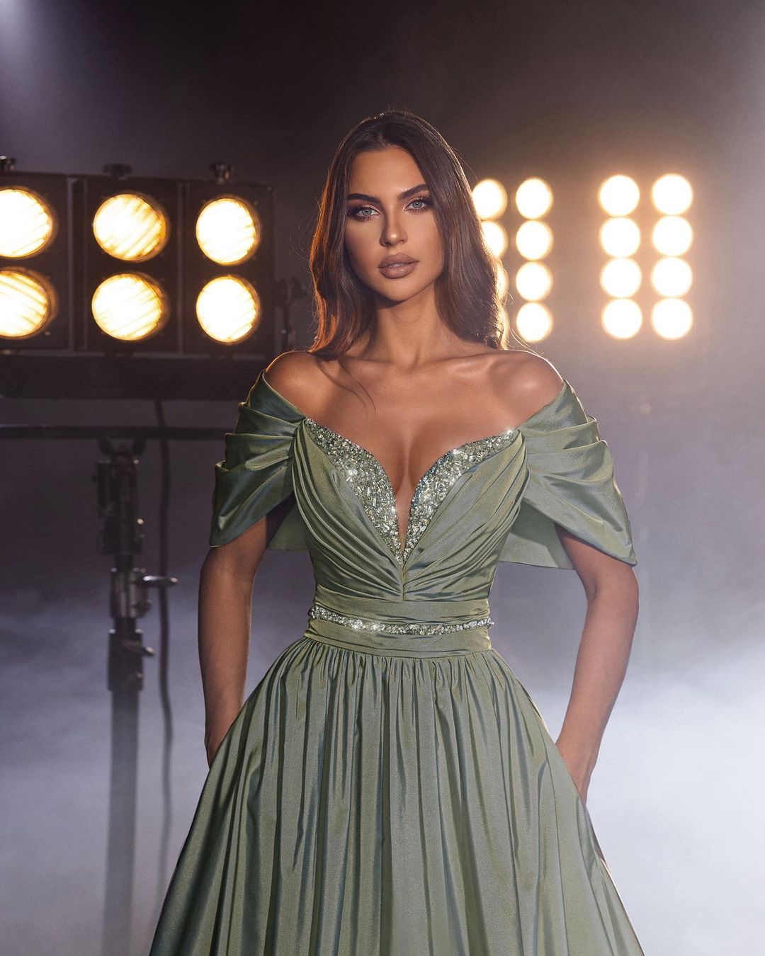 Glamouröses, langes, schulterfreies, mit Perlen besetztes, paillettenbesetztes A-Linien-Ballkleid in Altrosa
