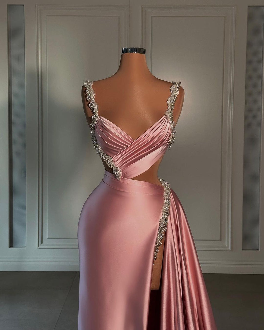 Glamouröses langes rosa Satin-Ballkleid mit Schlitz vorne, Perlenbesatz und Rüschen