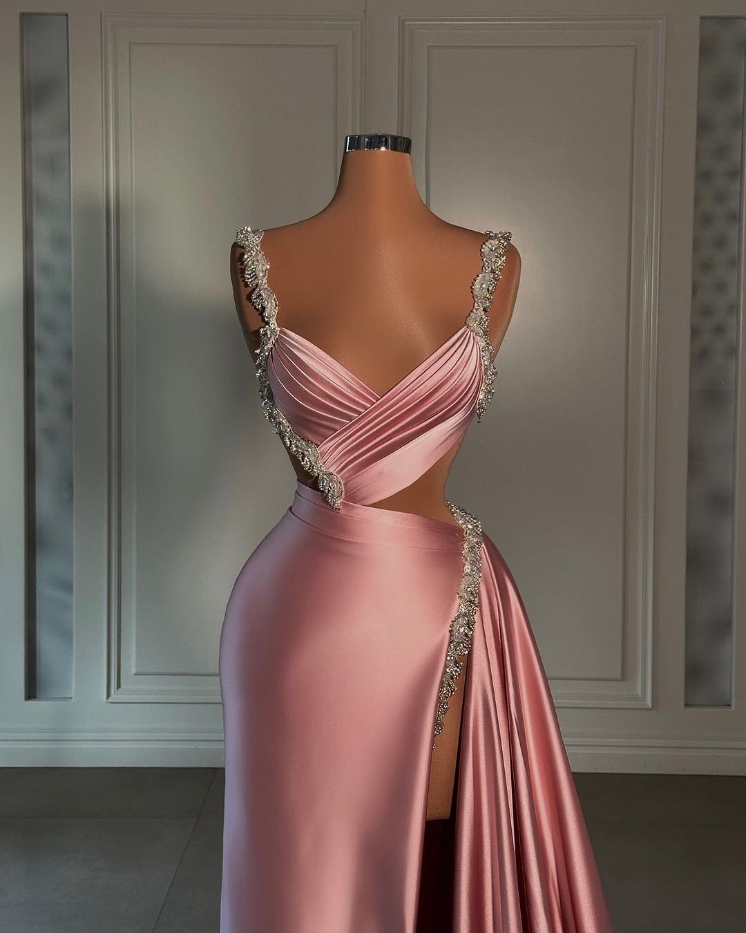 Glamouröses langes rosa Satin-Ballkleid mit Schlitz vorne, Perlenbesatz und Rüschen