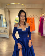 Glamouröses langes königsblaues A-Linien-Neckholder-Ballkleid mit langen Ärmeln und Strasssteinen
