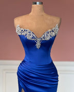 Glamoroso vestido de fiesta largo azul real con escote en V y escote en V, sin tirantes y abertura.