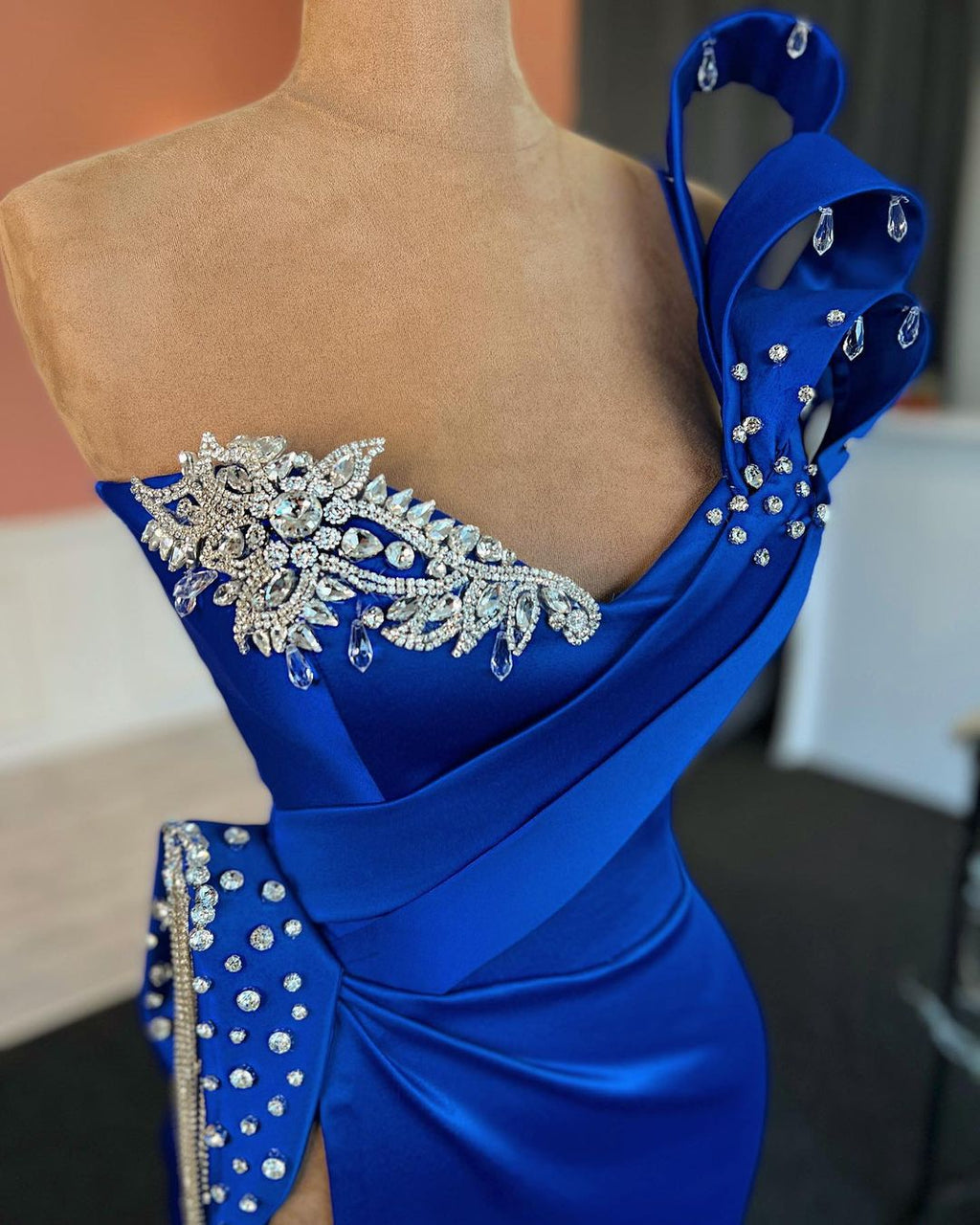 Glamouröses langes, königsblaues, säulenförmiges Ballkleid mit One-Shoulder-Träger und Juwelen