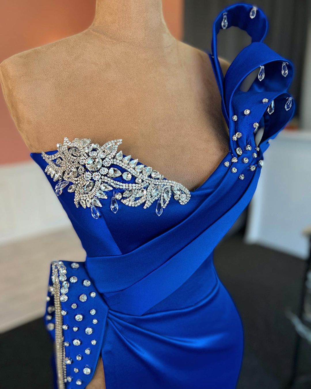 Glamouröses langes, königsblaues, säulenförmiges Ballkleid mit One-Shoulder-Träger und Juwelen