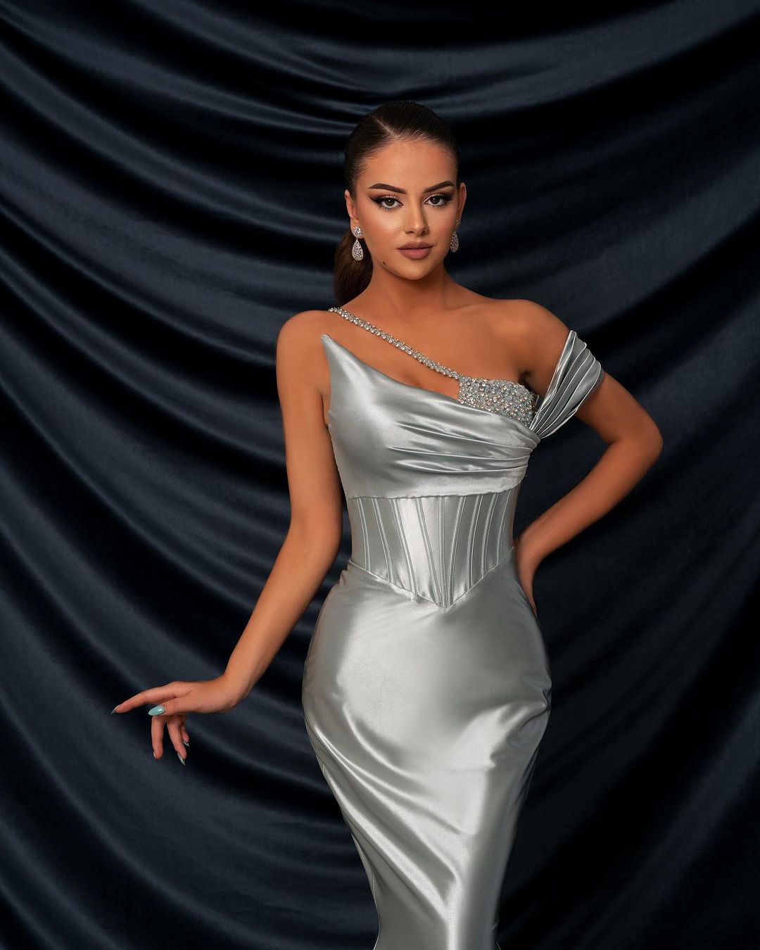 Glamouröses, langes, silbernes, ärmelloses Meerjungfrau-Ballkleid mit einer Schulter und Pailletten