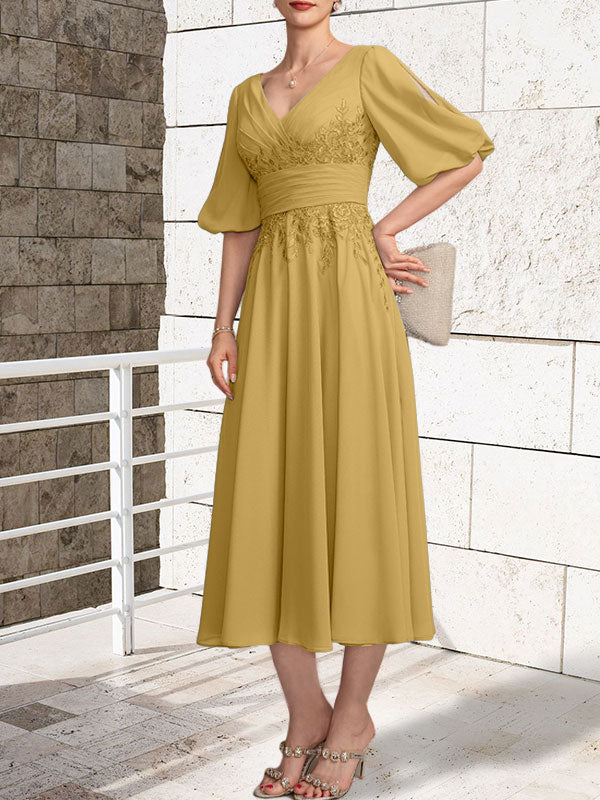 Vestido de madre de la novia de gasa con encaje, escote en V y largo hasta la rodilla con pliegues