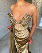 Goldenes Meerjungfrau-Ballkleid mit Schlitz vorne, V-Ausschnitt, Rüschen und Perlenbesatz