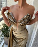 Goldenes Meerjungfrau-Ballkleid mit Schlitz vorne, V-Ausschnitt, Rüschen und Perlenbesatz