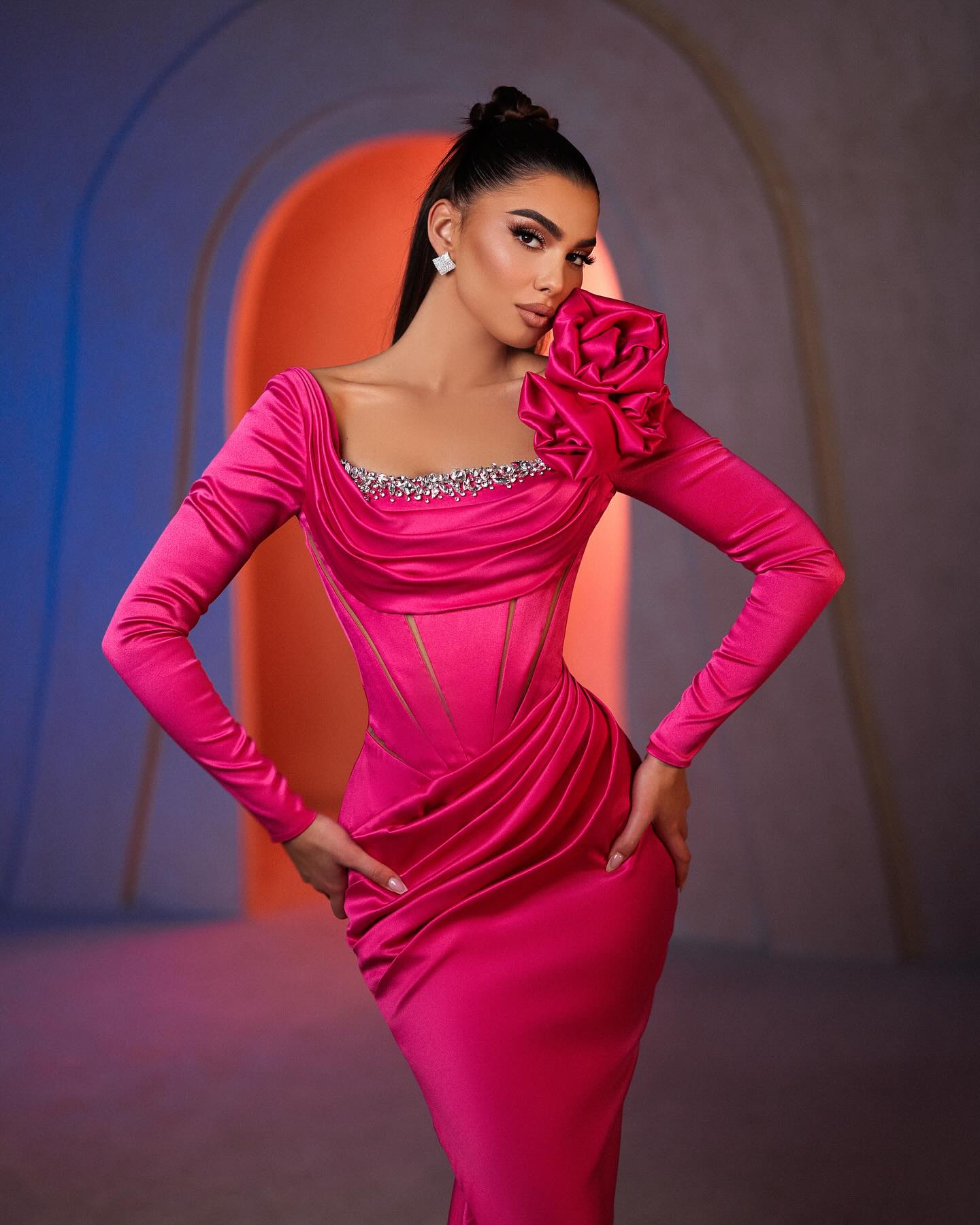 Hermosos vestidos de fiesta de satén con pedrería y mangas largas con corte en forma de columna cuadrada