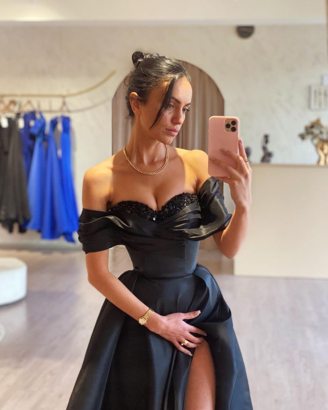 Wunderschönes langes schwarzes A-Linien-Ballkleid mit schulterfreiem Schnitt und Perlenbesatz und Schlitz