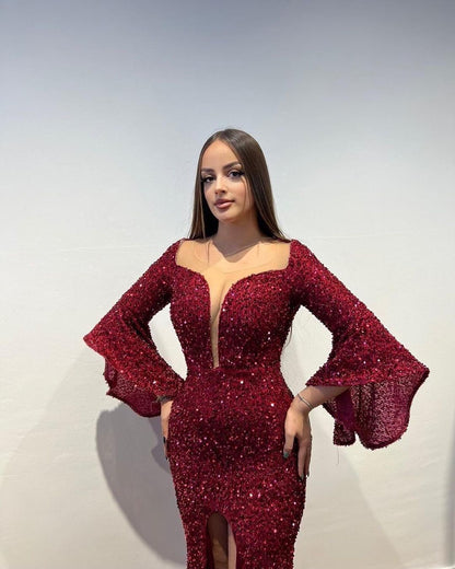 Wunderschönes langes Ballkleid in Burgunderrot mit Pailletten, Schlitz vorne und langen Ärmeln