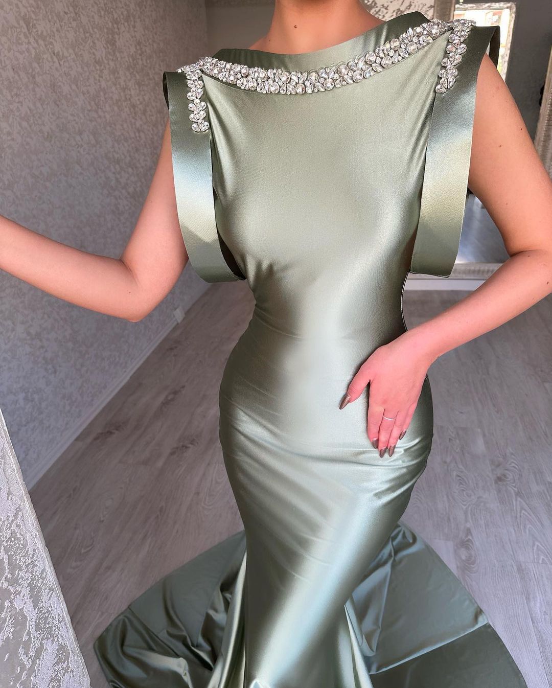 Wunderschönes langes, ärmelloses Ballkleid aus Satin im Meerjungfrauenstil mit Strasssteinen