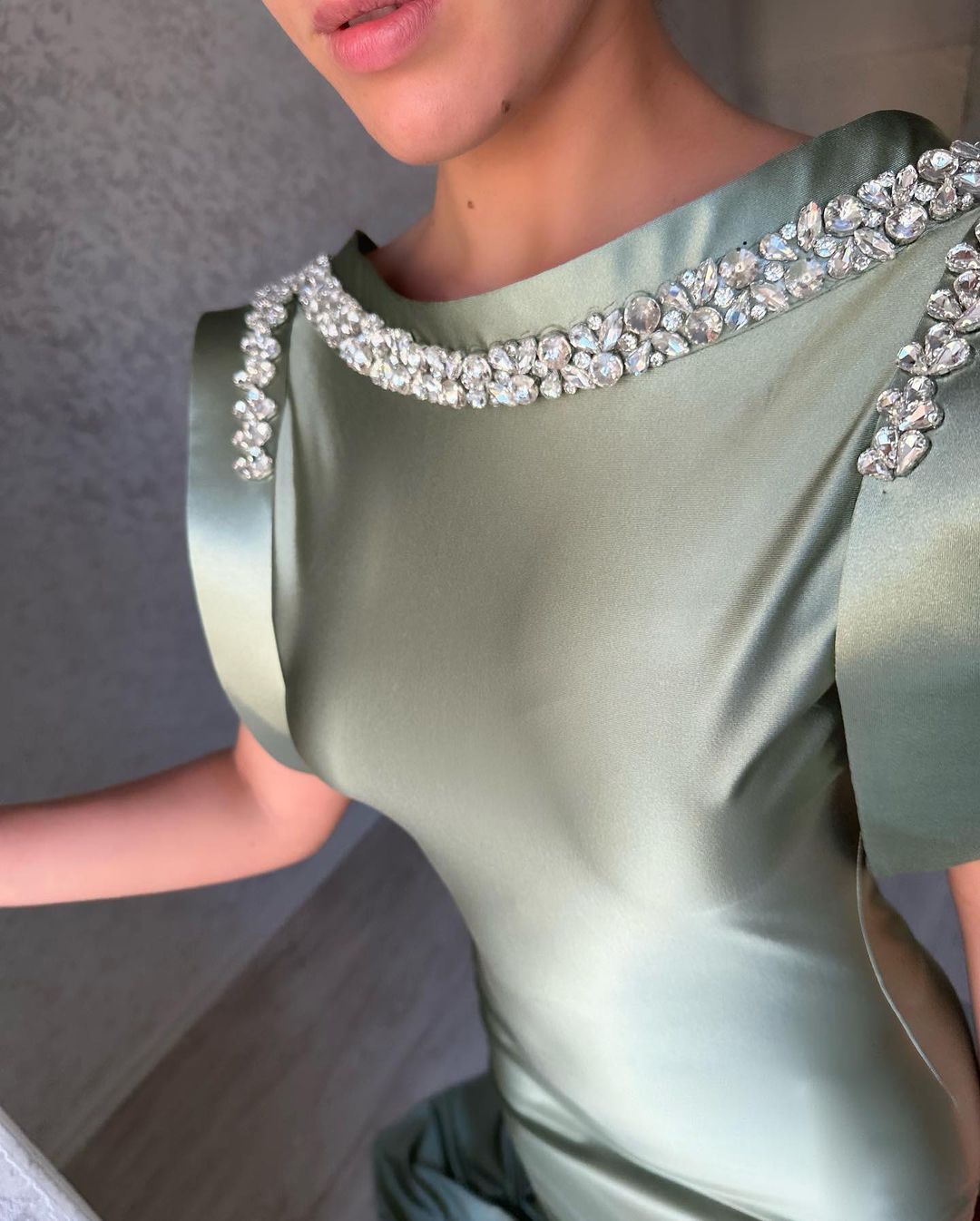 Wunderschönes langes, ärmelloses Ballkleid aus Satin im Meerjungfrauenstil mit Strasssteinen