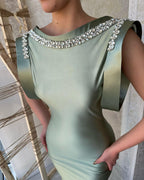 Wunderschönes langes, ärmelloses Ballkleid aus Satin im Meerjungfrauenstil mit Strasssteinen
