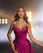 Hermoso vestido de fiesta plisado sin mangas con tirantes largos fucsias y cuentas con abertura