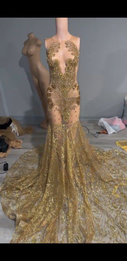 Hermoso vestido de fiesta sexy sin mangas con encaje de sirena dorado largo