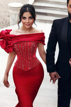 Hermosos vestidos de fiesta largos de sirena roja con hombros descubiertos, lentejuelas y cuentas con encaje