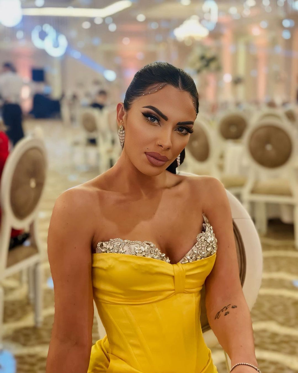 Hermoso vestido de fiesta largo amarillo sin tirantes, estilo sirena, con joyas, hasta el suelo y abertura