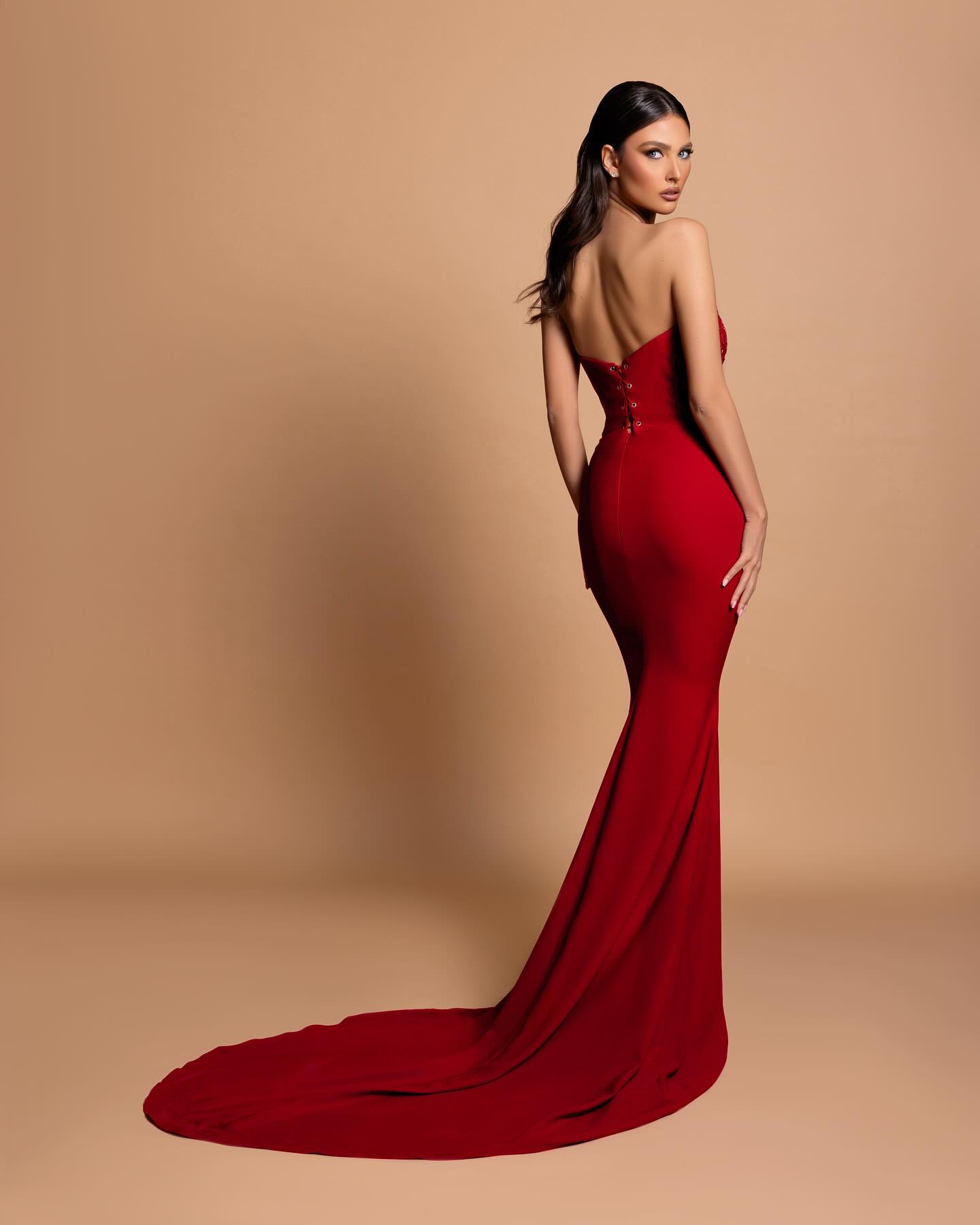 Wunderschönes ärmelloses Meerjungfrau-Abendkleid aus Satin mit Herzausschnitt und Strasssteinen